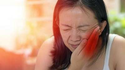 Woman with jaw pain from TMJ near Brandon, FL